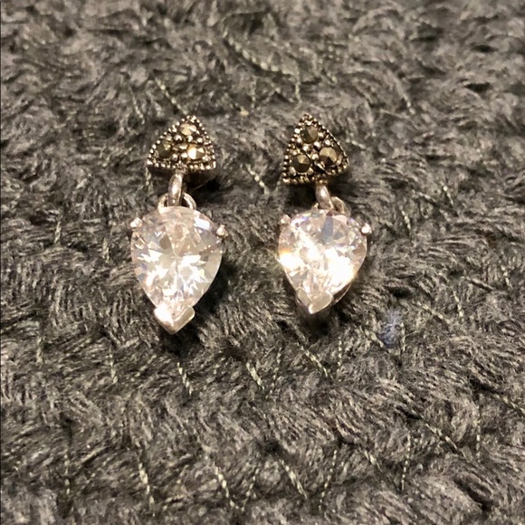 Earrings - Picture 1 of 3